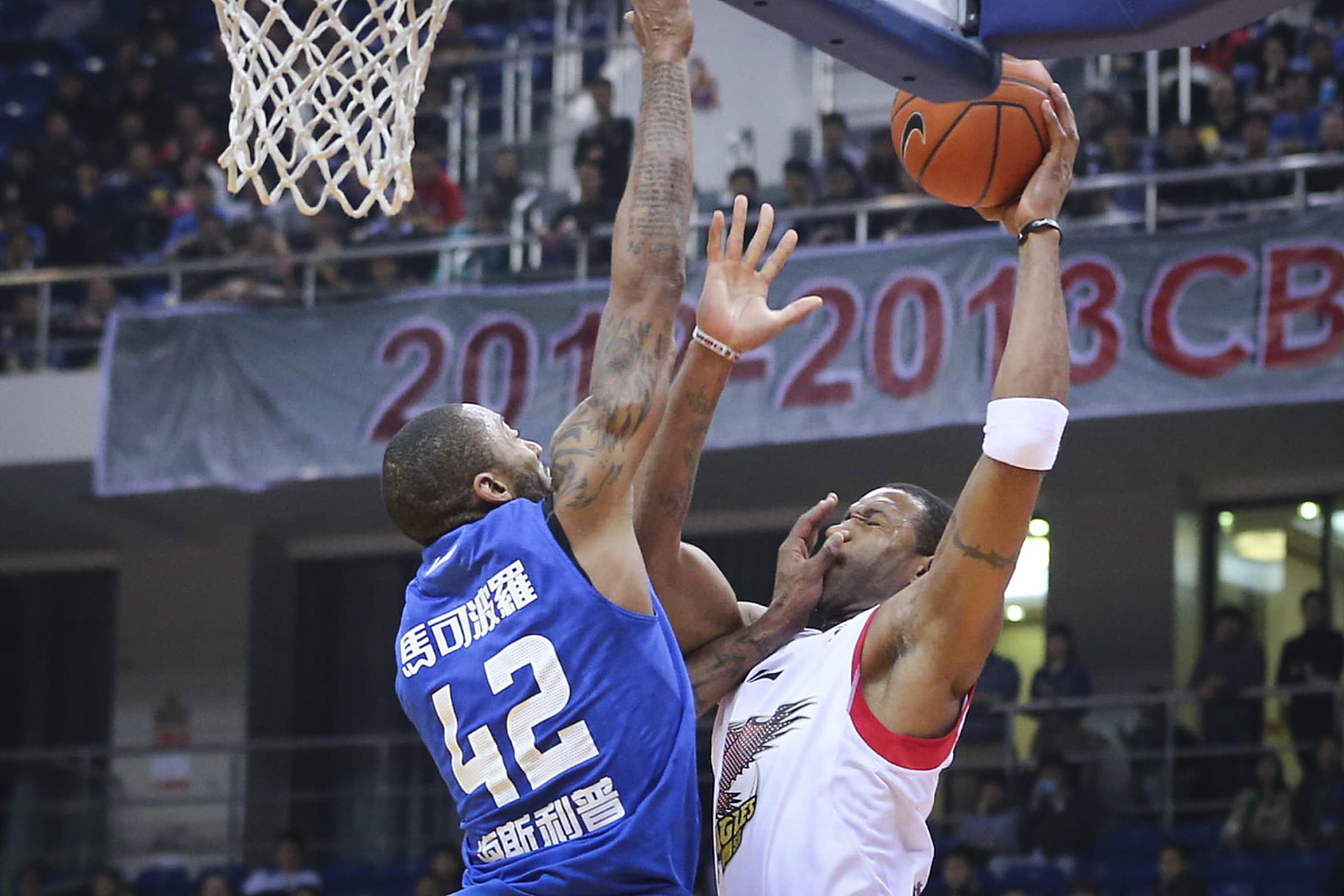 根据fiba的篮球规则,凡是违反体育精神,有身体接触的犯规,都属于违