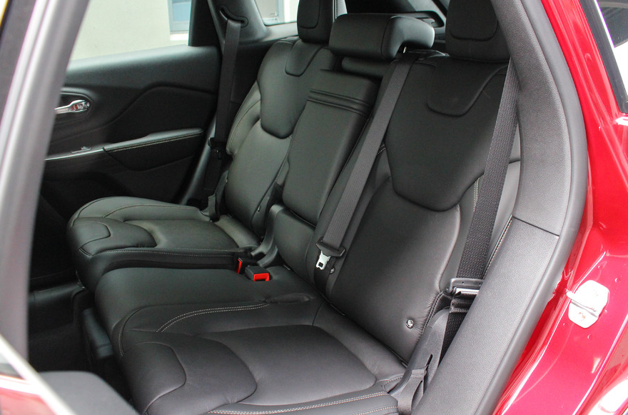 这款广汽菲克-自由光,外观很漂亮,空间十分宽敞,座椅很舒服