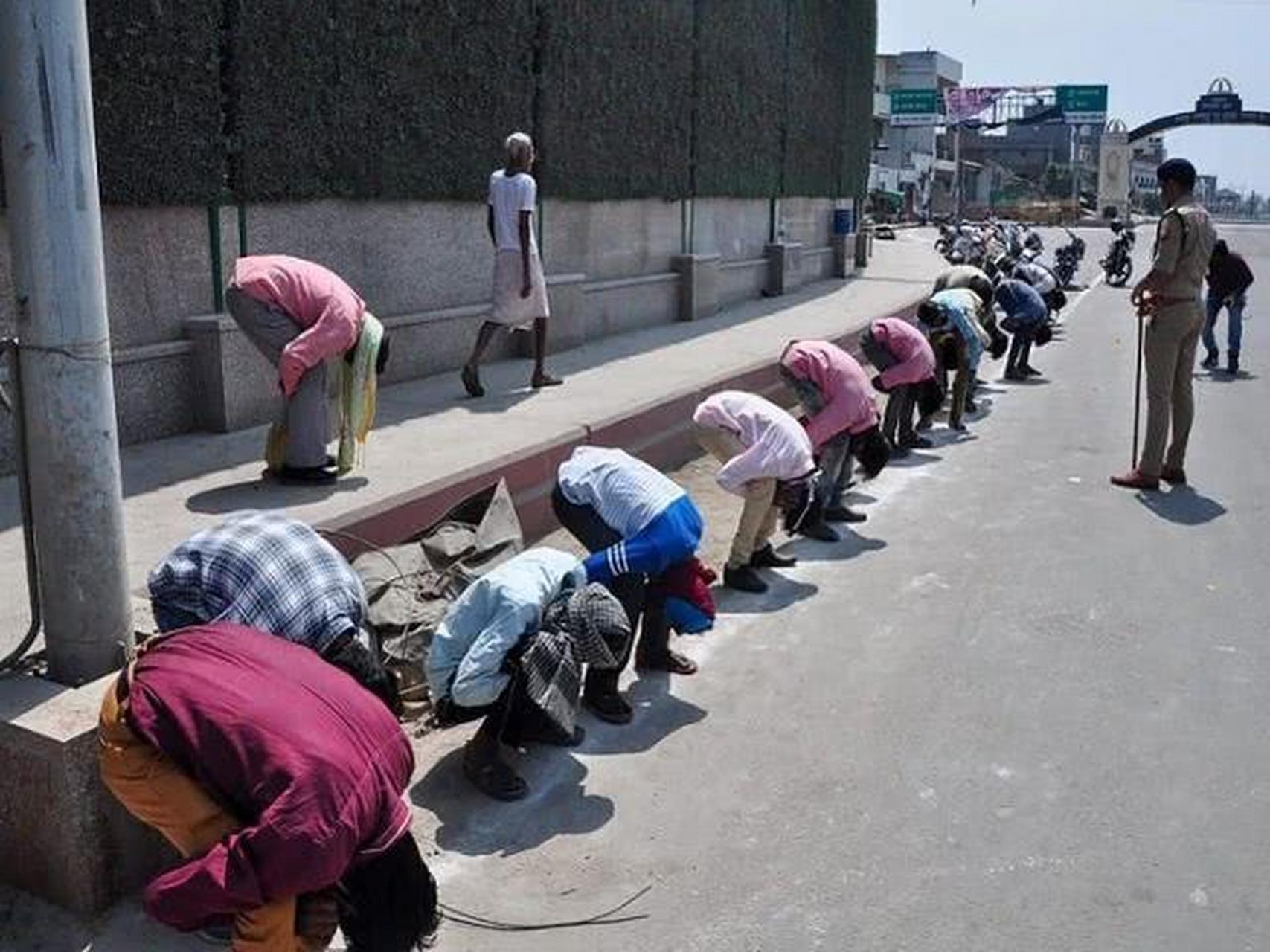 印度警察现场惩罚违反"封城令"的人:揪着耳朵扎马步,充满印式喜感.