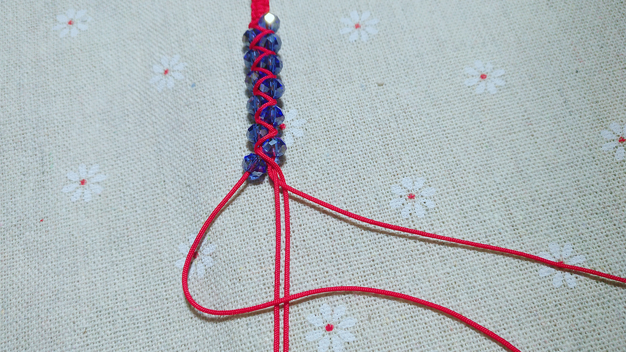 上步骤做好如图开始重复做双向平结.