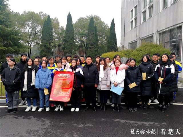 爱心企业连续10年捐助贫困学子,汉阳二中今年又有60名学生获善款