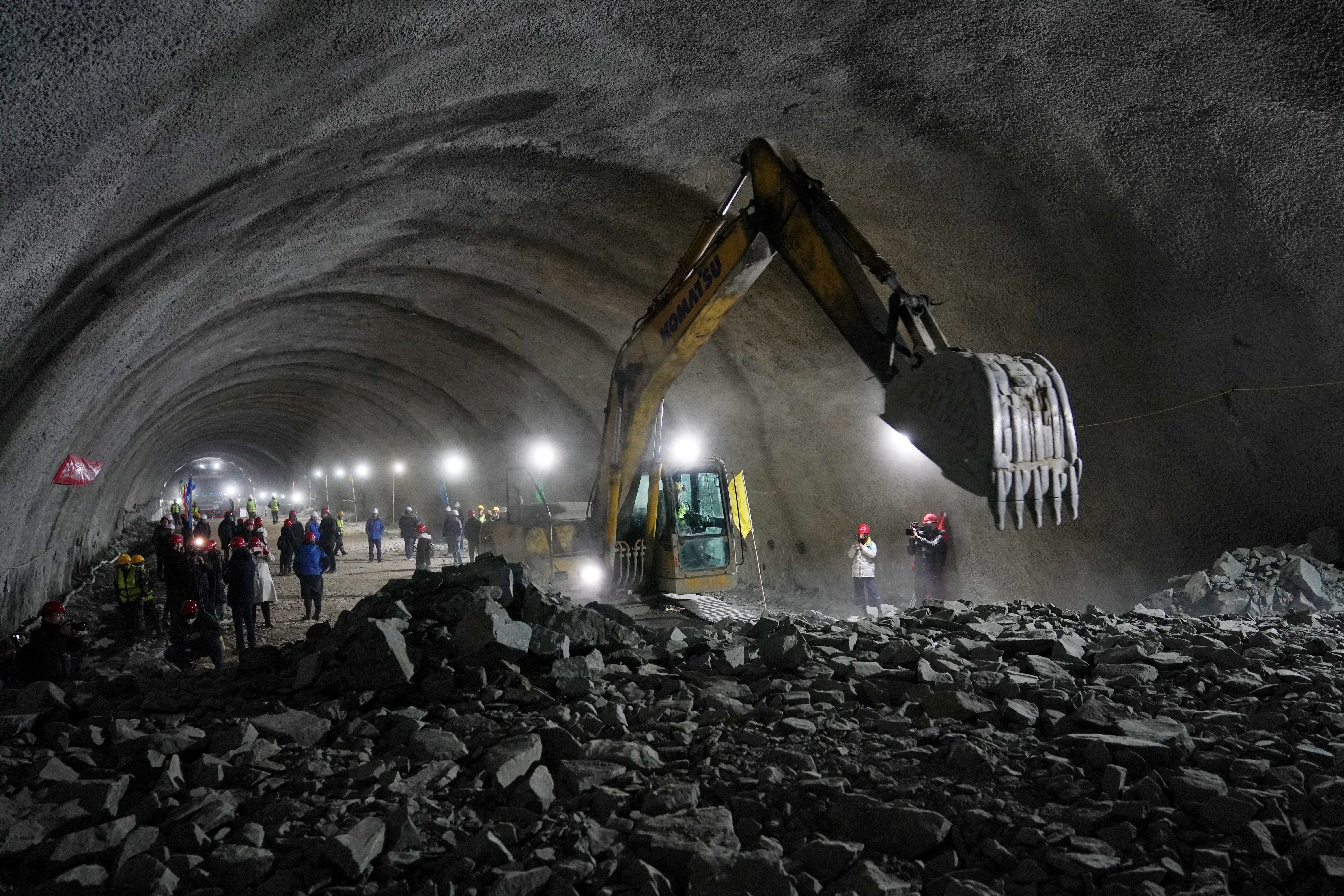 京沈高铁全线隧道贯通(6)