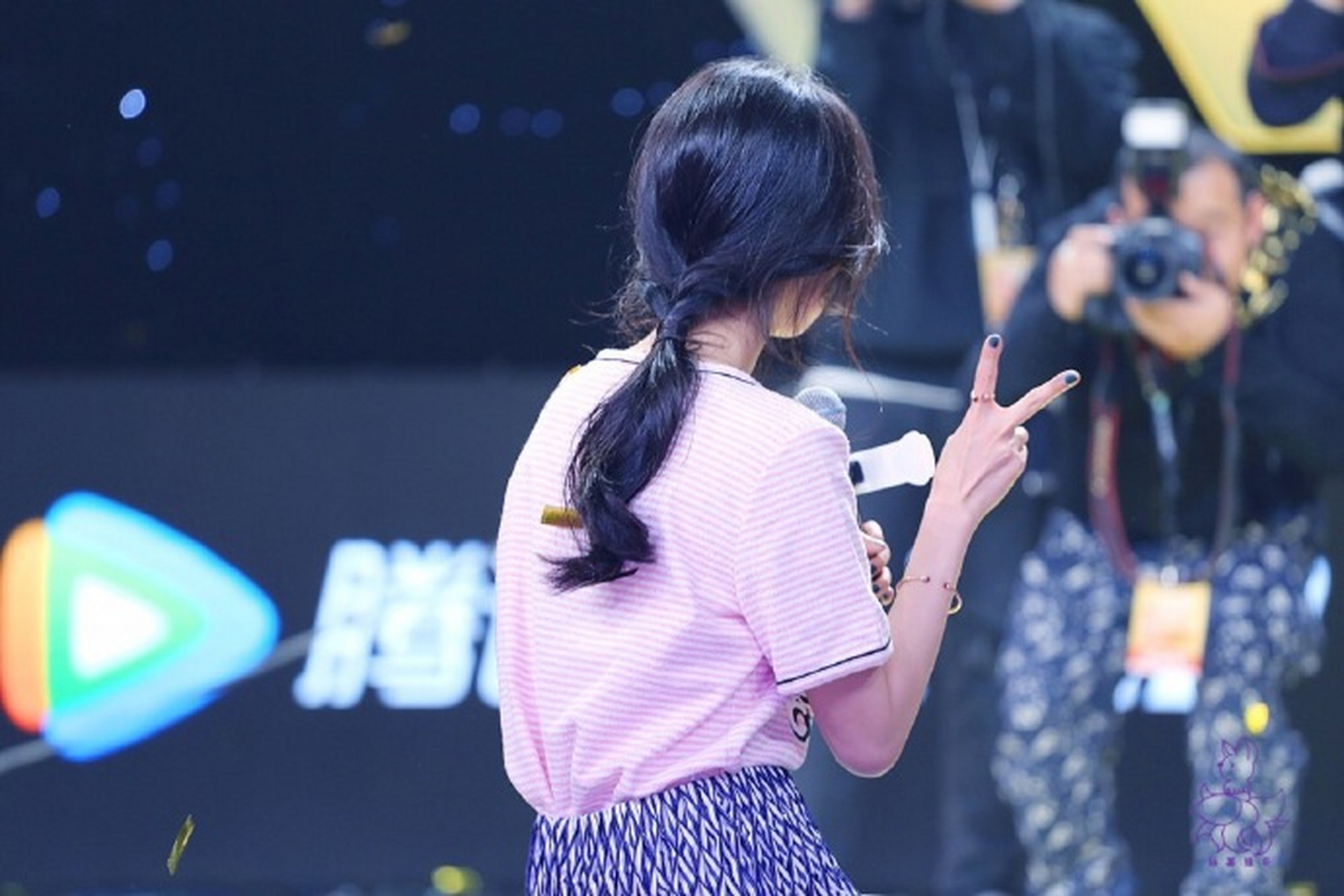 杨幂的一组"背影杀",可盐可甜魅力四射,哪一款撩到你的心尖了呢?