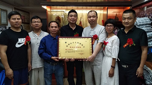 邱英祥会长为谢文淦授牌赣州市养生保健协会崇义分会会长