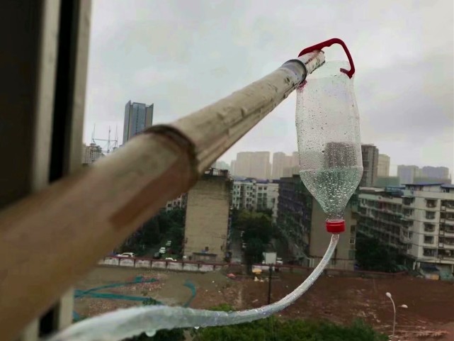 高校突然停水,大学生花式接雨水,脑洞大开让人笑抽了