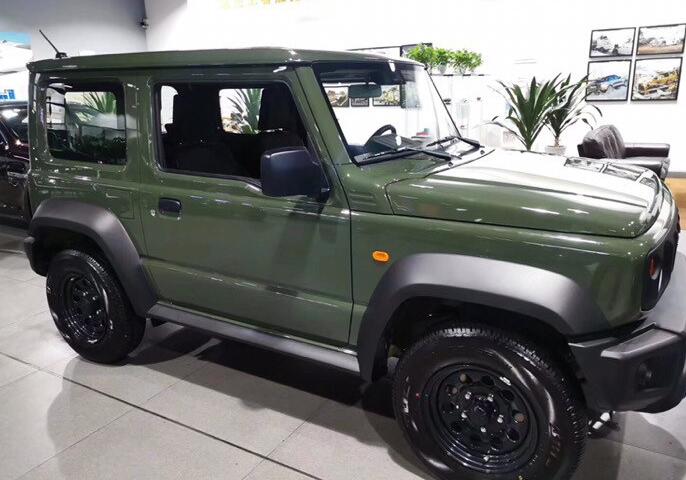 首台新款铃木吉姆尼到店,军绿外观相当帅气,性能不输北汽bj212