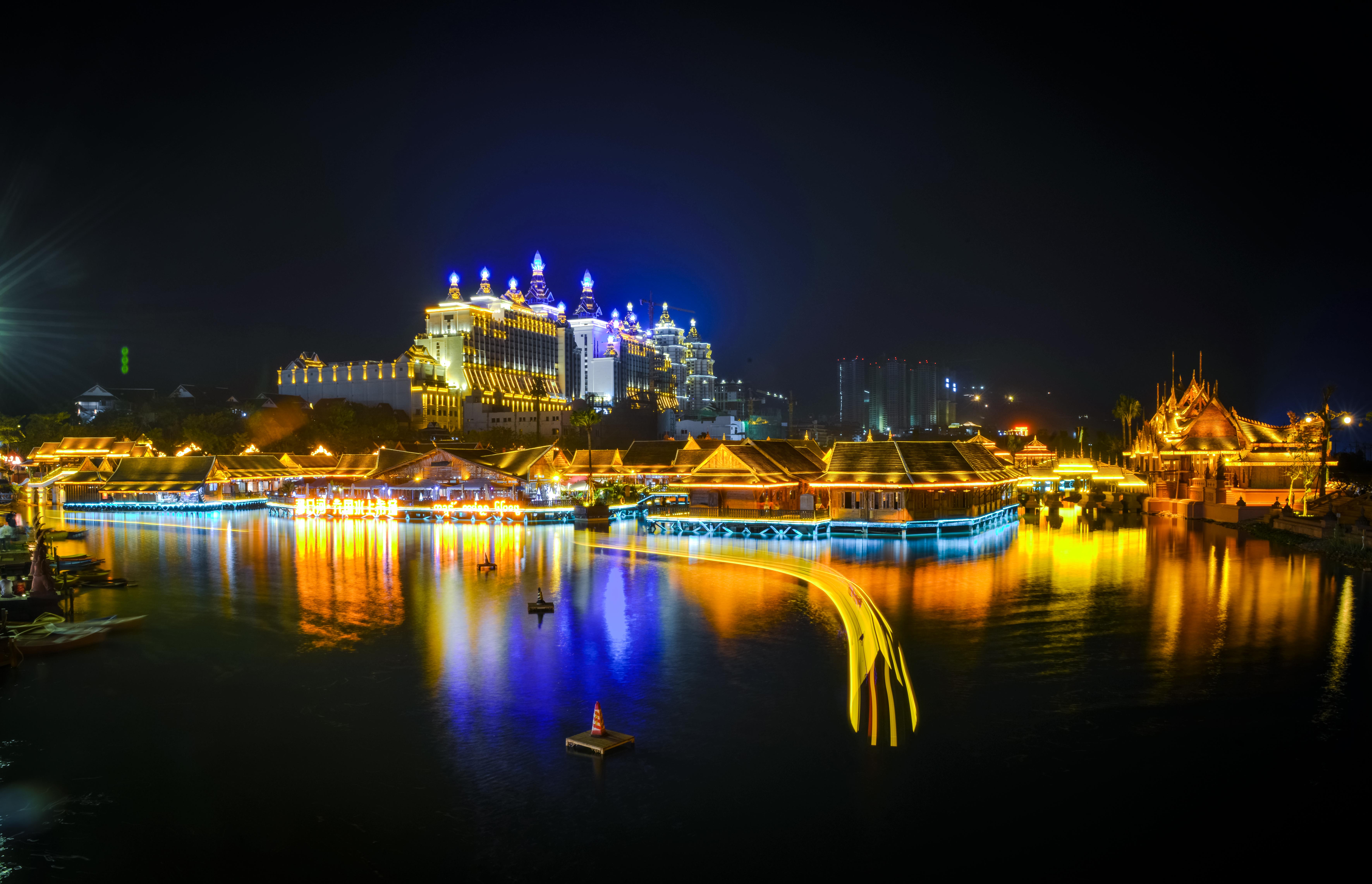 西双版纳景洪告庄的迷人夜色 转载自百家号作者:蓝田摄世界