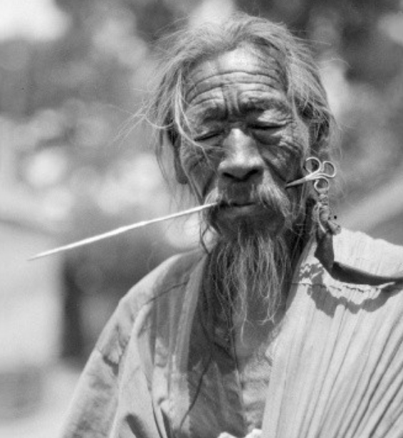 清末道士老照片 图1为身着百衲衣的道士 图5为正在苦修的道士