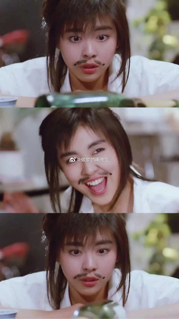 并随刊附赠了一组独家海报——活动贤的台前和幕后祝大家情人节快乐