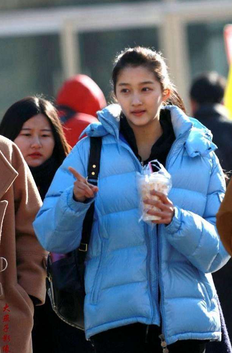 关晓彤,一件蓝色厚棉衣,手上捧着豆浆,应该是早晨赶考的路上吧,曾经的