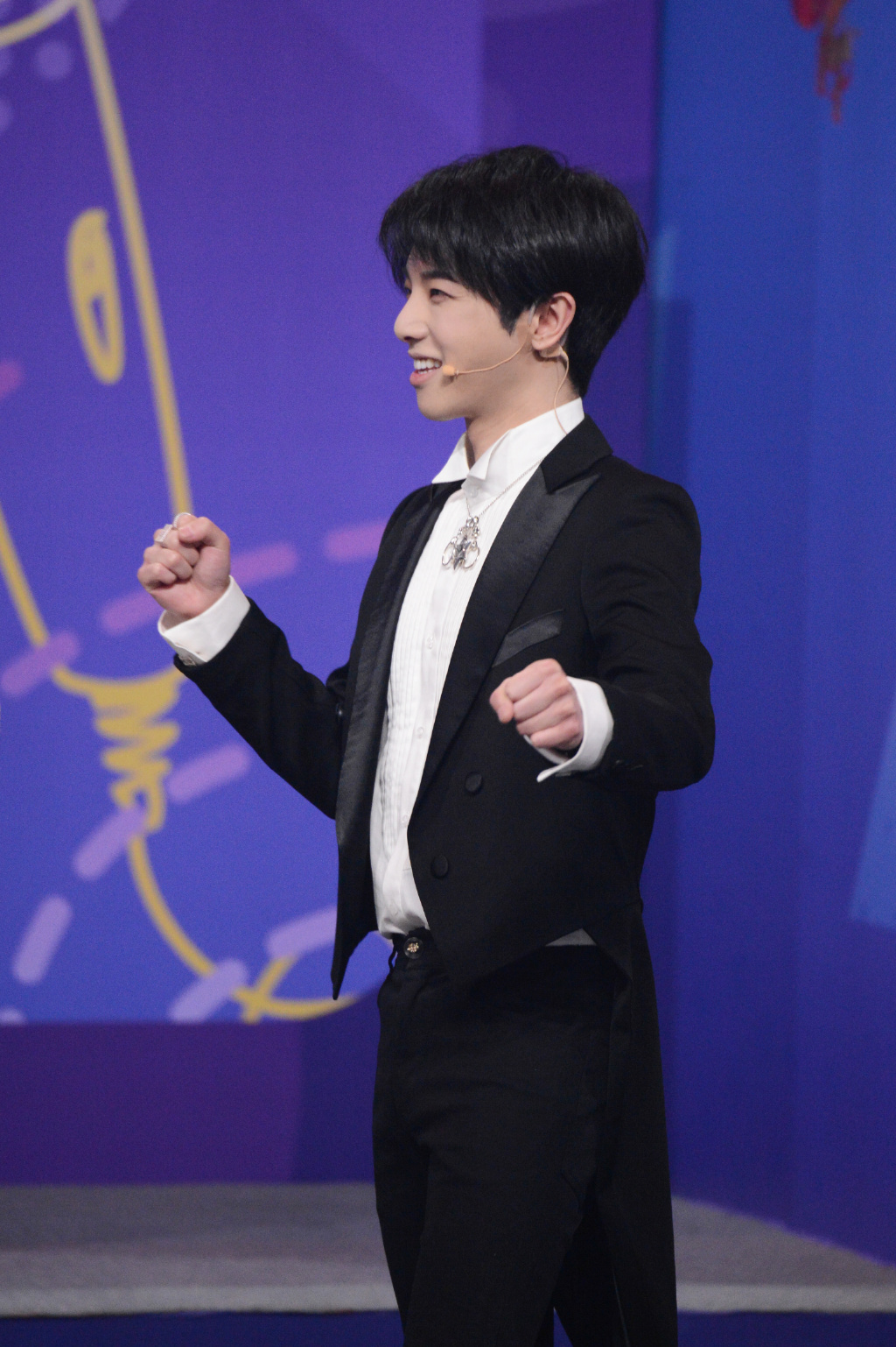 《王牌对王牌》收视创新高 回顾帅气歌者华晨宇