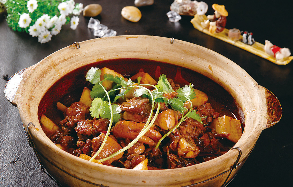 砂锅鸡块原料:带骨熟白鸡150克,水发鱼骨15克,熟白肉15克,净菜花15克