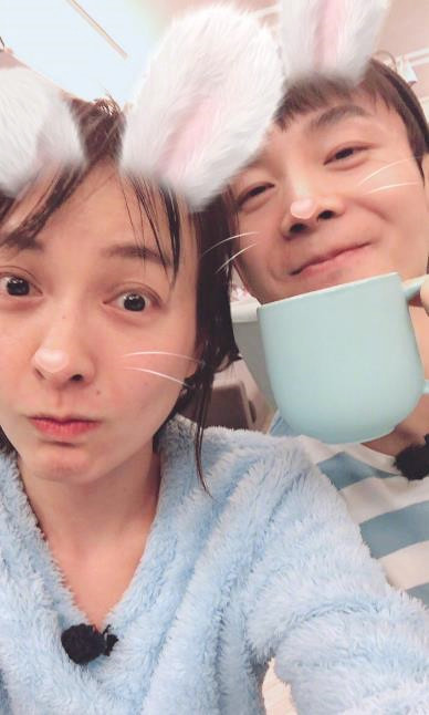 何炅去吴昕家玩,一排拖鞋暴露何炅在她心中的地位,网友:真老师