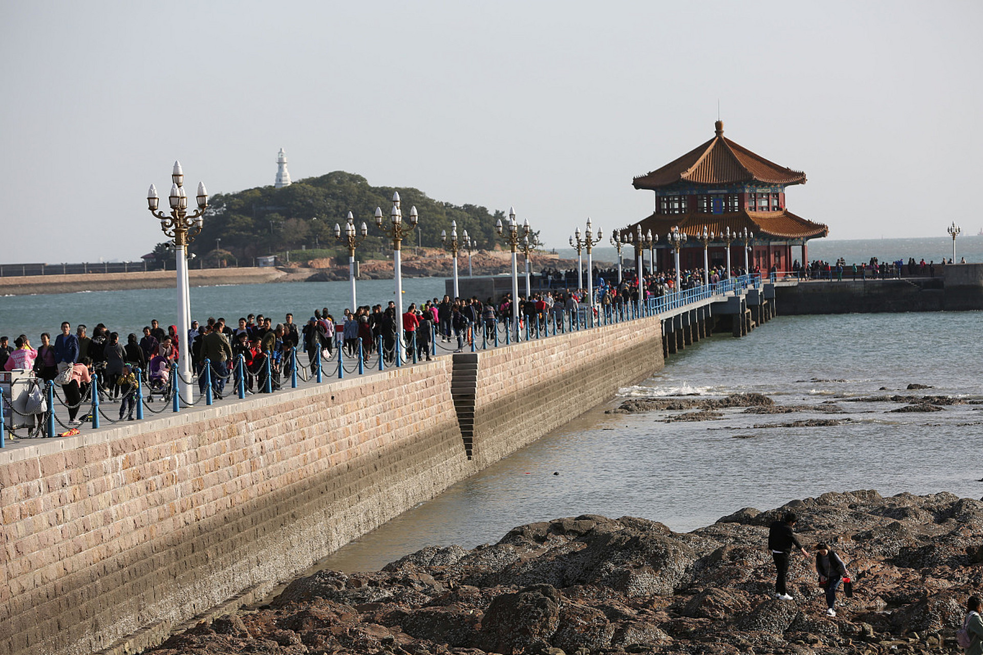 [原文:山东青岛栈桥的海边沙滩]