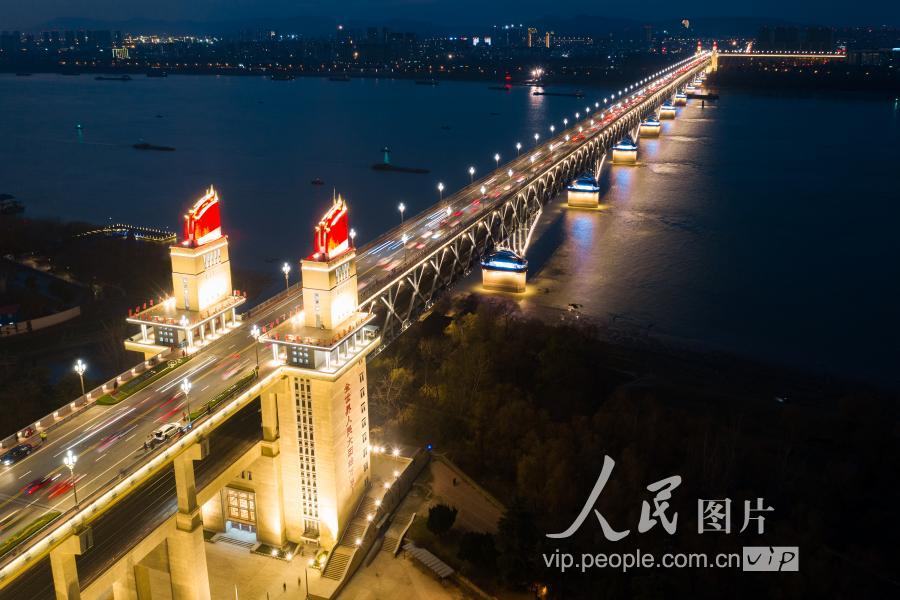 2018年12月29日,无人机航拍恢复通车后的南京长江大桥夜景.