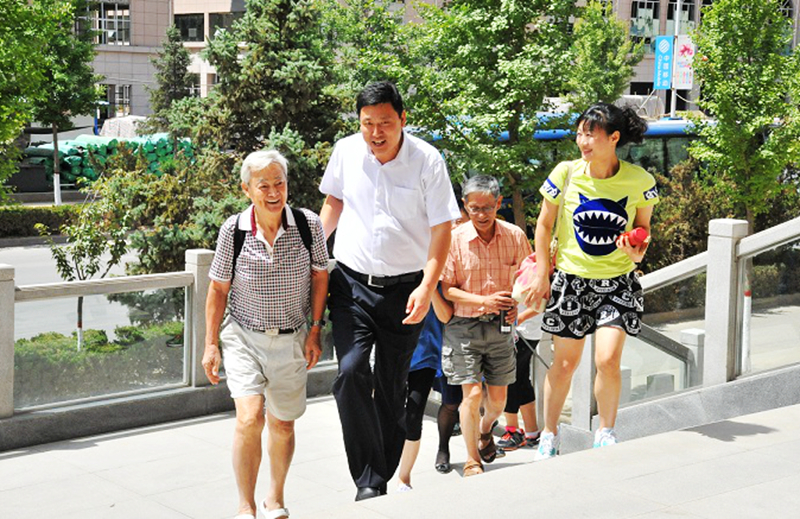 谈起《五朵金花》,你会想起杨丽坤的阿鹏哥,饰演者莫梓江已80岁