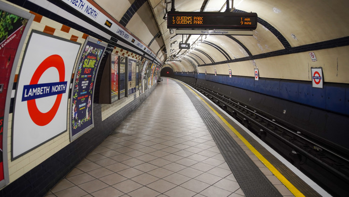 英国首相约翰逊:将采取措施迫使民众留在家中