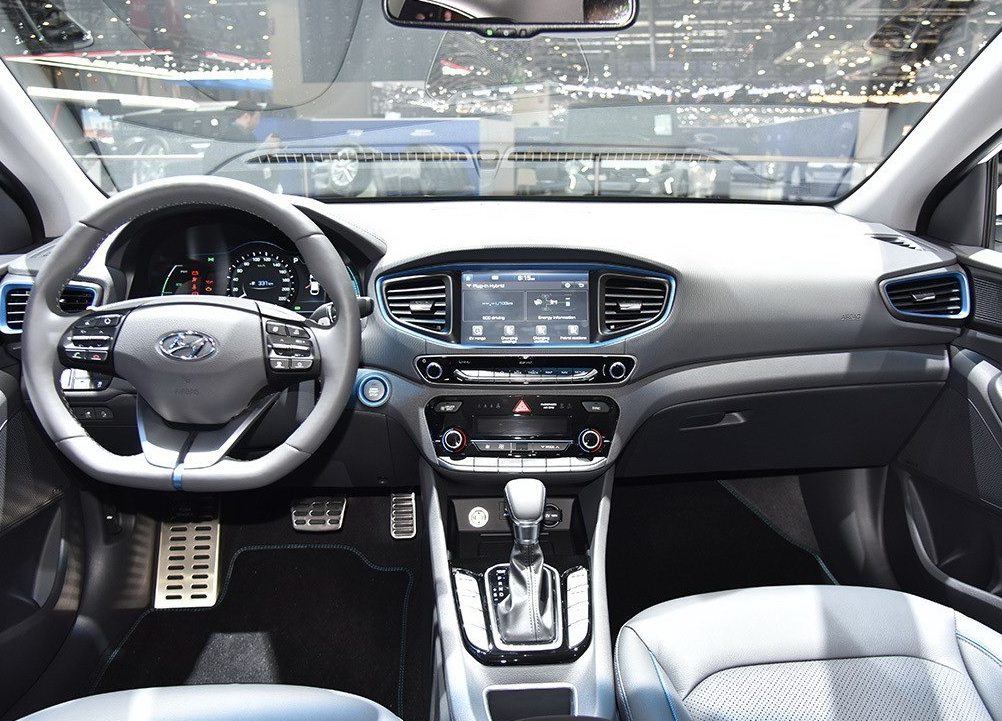 内饰风格比较不错,大气又高档,但是欠缺一点个性,简单,明亮,宽敞而