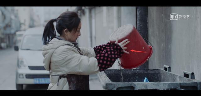 杨幂为何拿不到影后,电影里演清洁工,倒垃圾还嫌脏