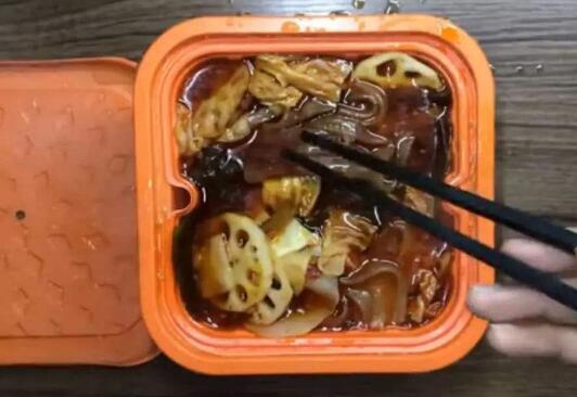 卫龙辣条吃出虫子,客服说是香料,大家看看像不像