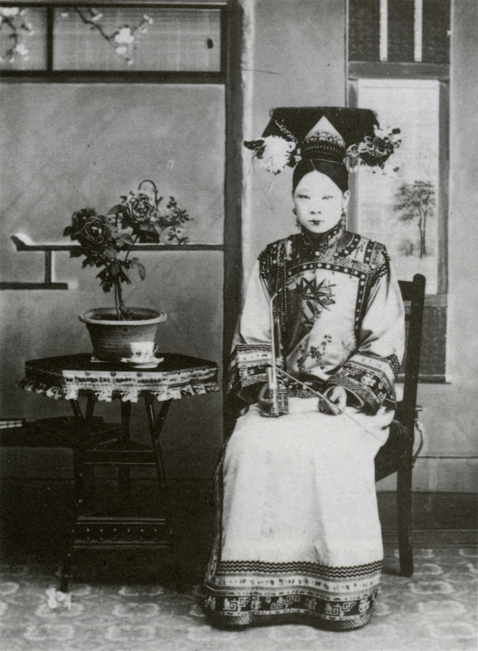 固伦公主地位更高,和硕公主次之.非正式场合,公主也被称为格格.