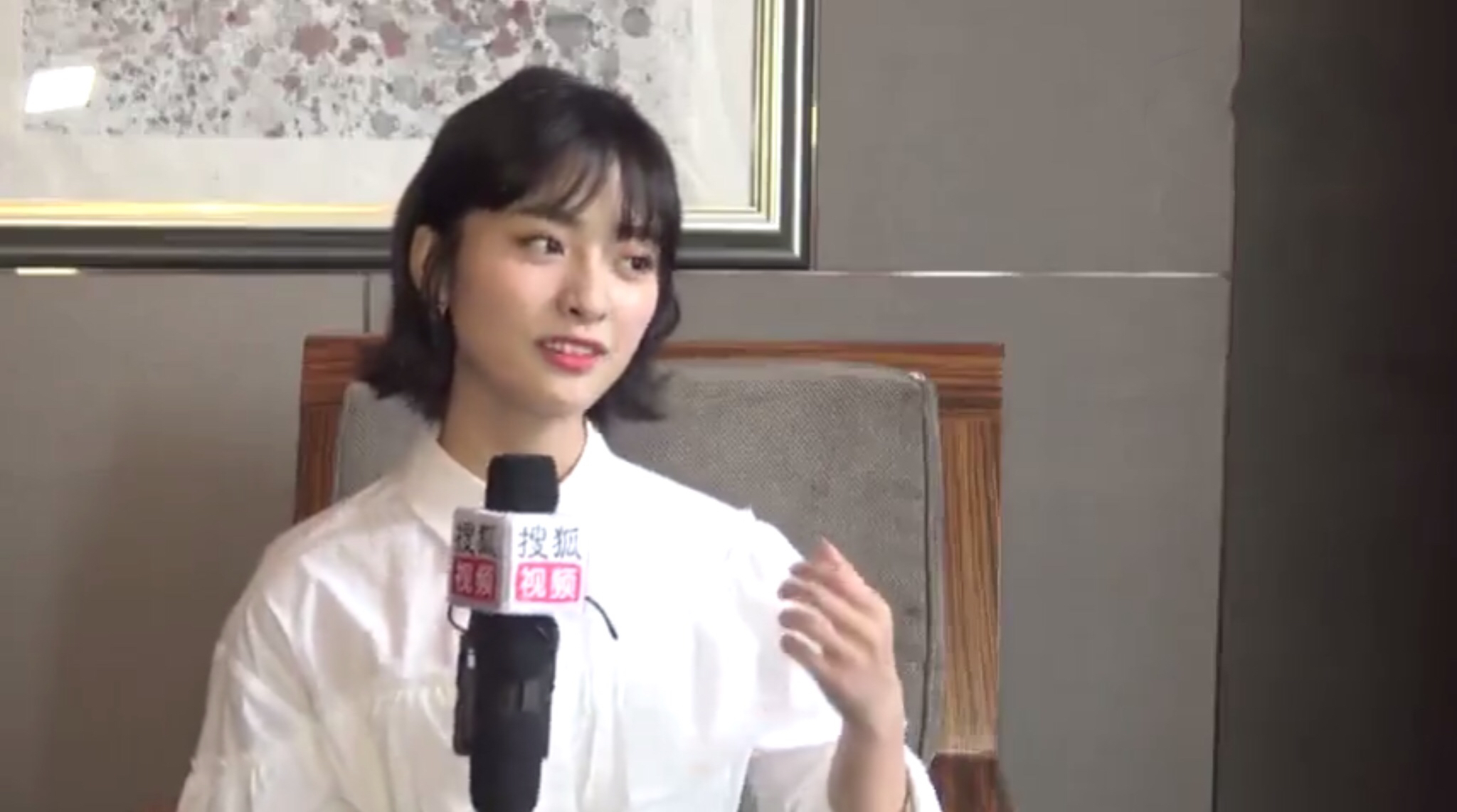 沈月被问跟梁靖康的"亲密照",一句话回答,网友:在一起