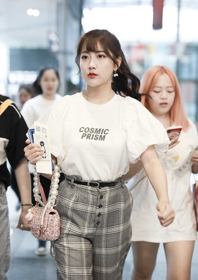 李艺彤拎珍珠包现身机场 齐刘海高马尾走路带风气场足