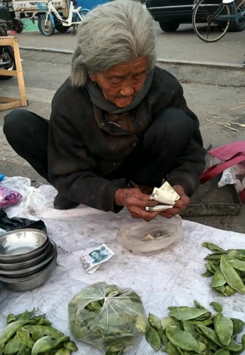 86岁老太太路边卖菜,热心市民的一个举动,获得众多网友纷纷点赞
