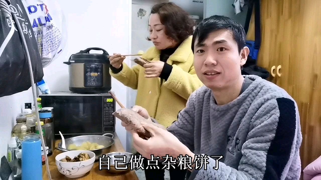 糖尿病人晚饭,红烧鸡腿,素炒冬瓜,美味解馋!血糖咋样呢?