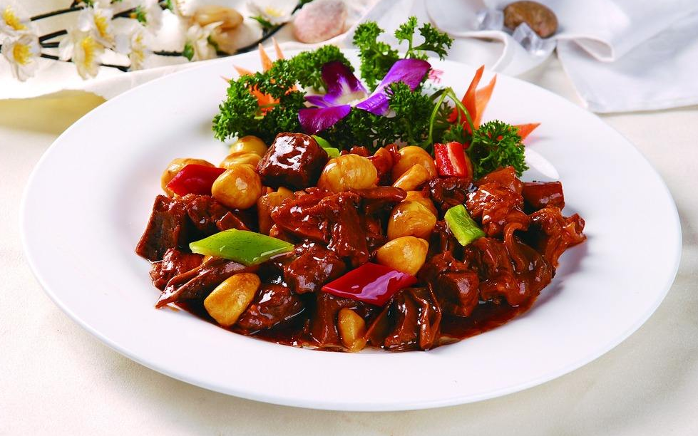 美食之板栗牛腩煲:冬至过后最适合滋补,这一道美食让你能量满满