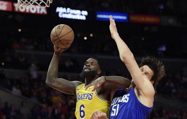 从这张图片中可以看出斯蒂芬森在进攻中存在犯规.来源:中时电子报