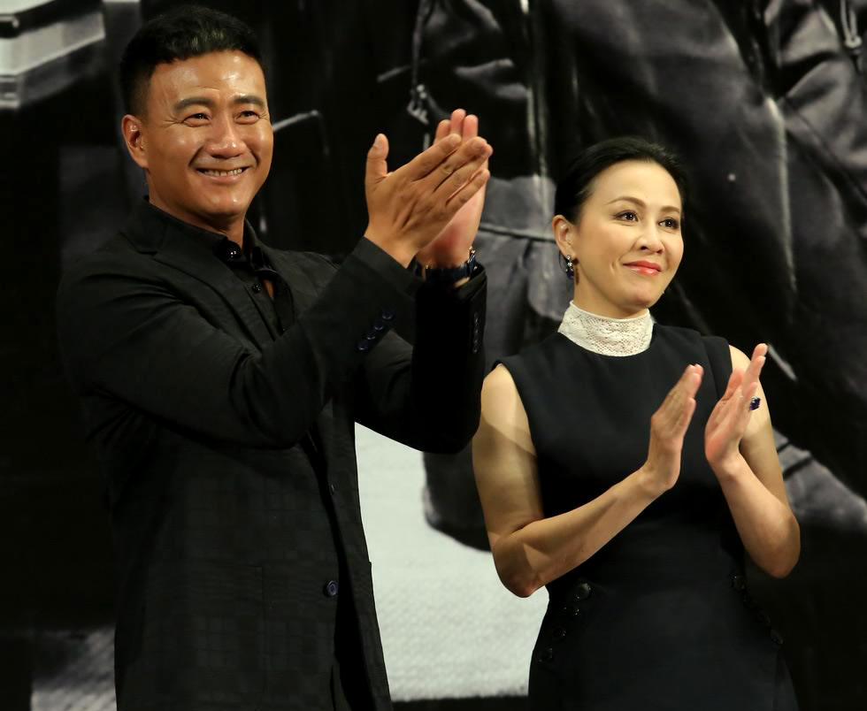 胡军一家三口到香港演出舞台剧,将与好友刘嘉玲,林青霞见面!