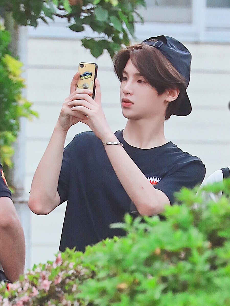 justin黄明昊穿一身运动装,简约平淡,撩头发立马帅炸!