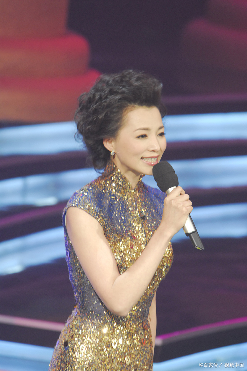 董卿说:一个好男人,就是看到其他女人都烦,只看到你才不厌其烦.