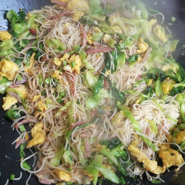 腊肉炒米粉,香气扑鼻,一大盘都不够吃