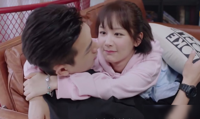 杨紫李现一个吻戏拍多遍?李现不停的擦嘴,杨紫的反应太逗了!