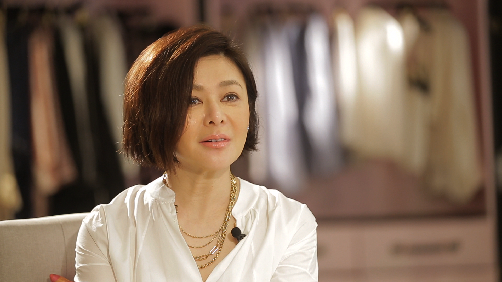 和范冰冰一样,年轻时候的关之琳也是娱乐圈公认的大美女,她素颜出镜的