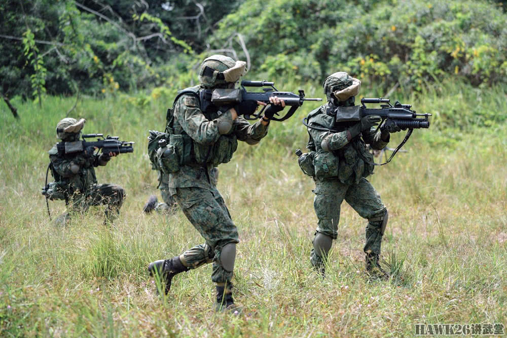 新加坡特种部队学员丛林战训练 所有枪械配备弹壳回收袋