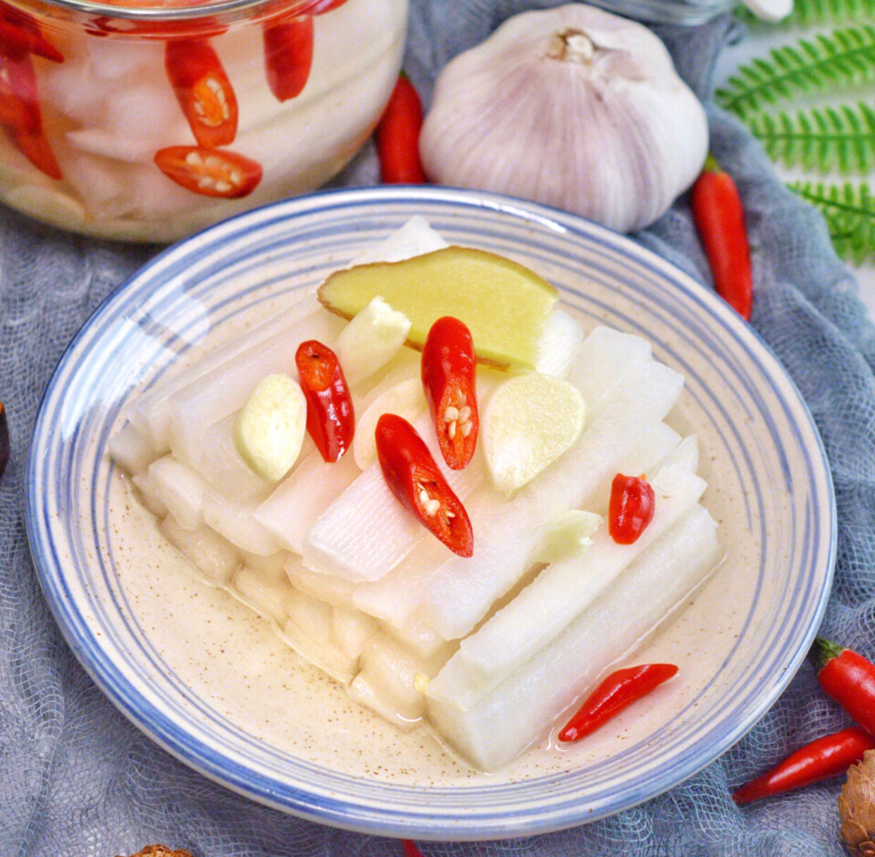 轻松两步做出酸甜爽口的泡菜萝卜,入口脆嫩鲜香,超级好吃