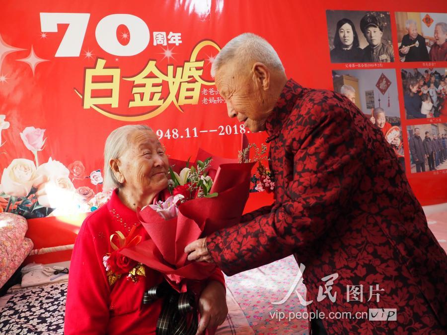 山东无棣"白金婚"老夫妻演绎"最浪漫的事"