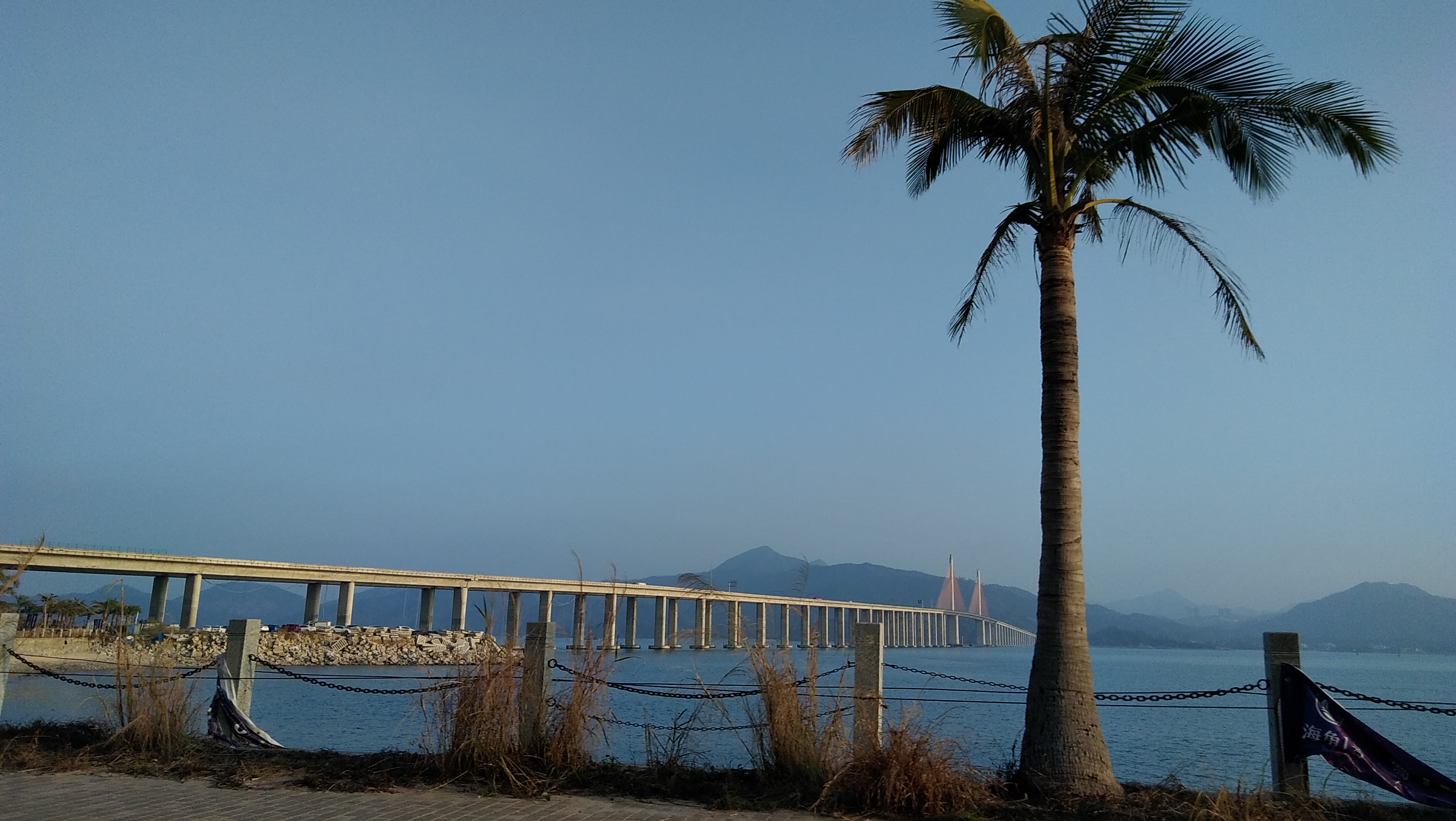 惠州海湾大桥下的实拍,黄昏的海边会不会更美呢?