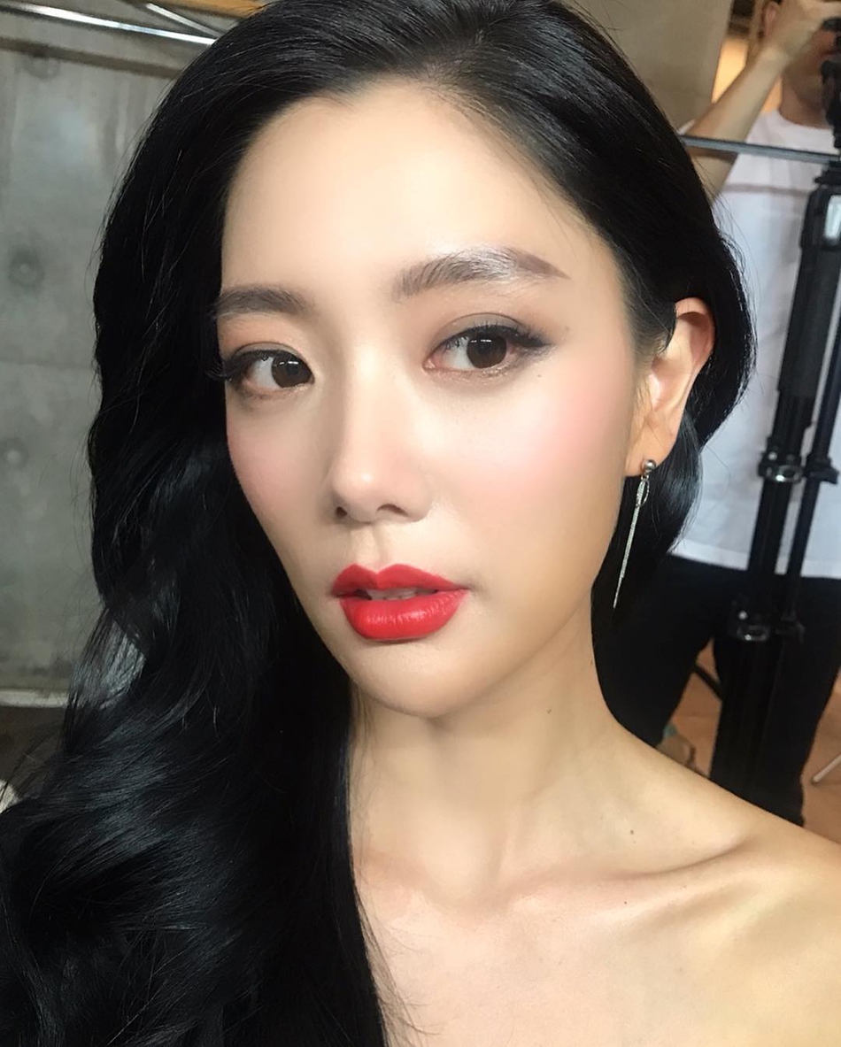 韩国女艺人clara近日在社交网站以"#goodmorning"为题发布一张照片