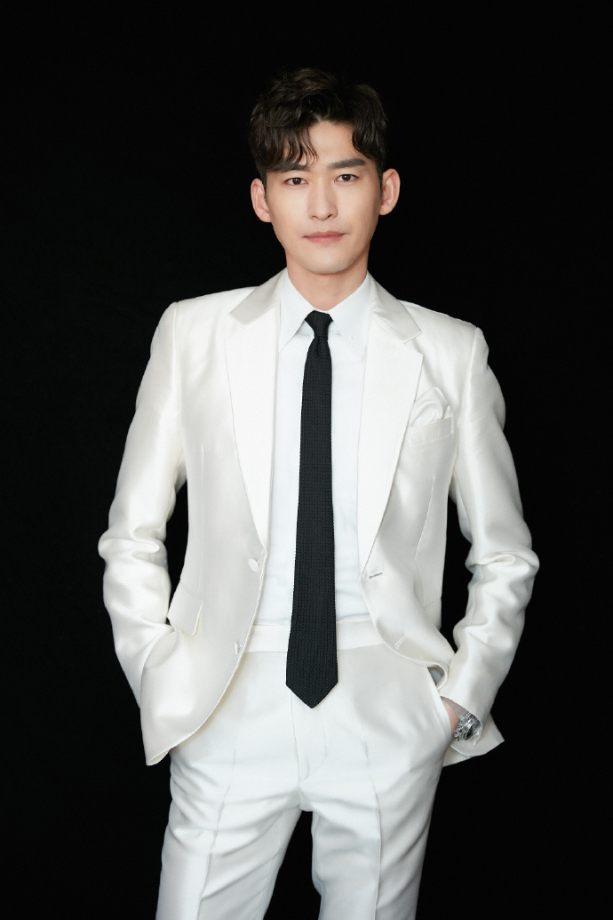 近日:张翰身着白色西服套装亮相国剧盛典,搭配黑色领带,修身西装凸显