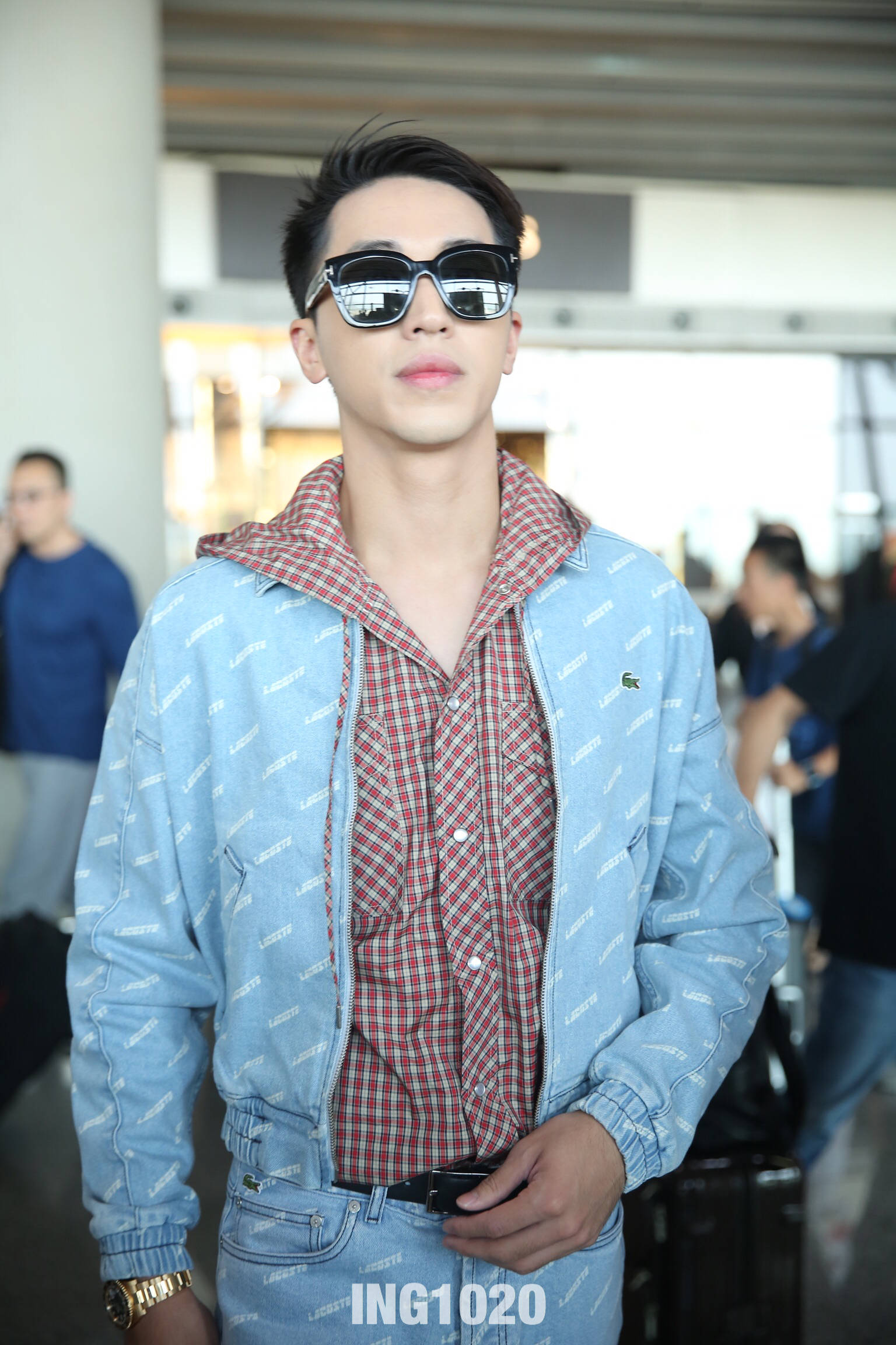 许魏洲穿蓝色牛仔衣搭配红色格子衬衫现身机场,戴墨镜又酷又帅