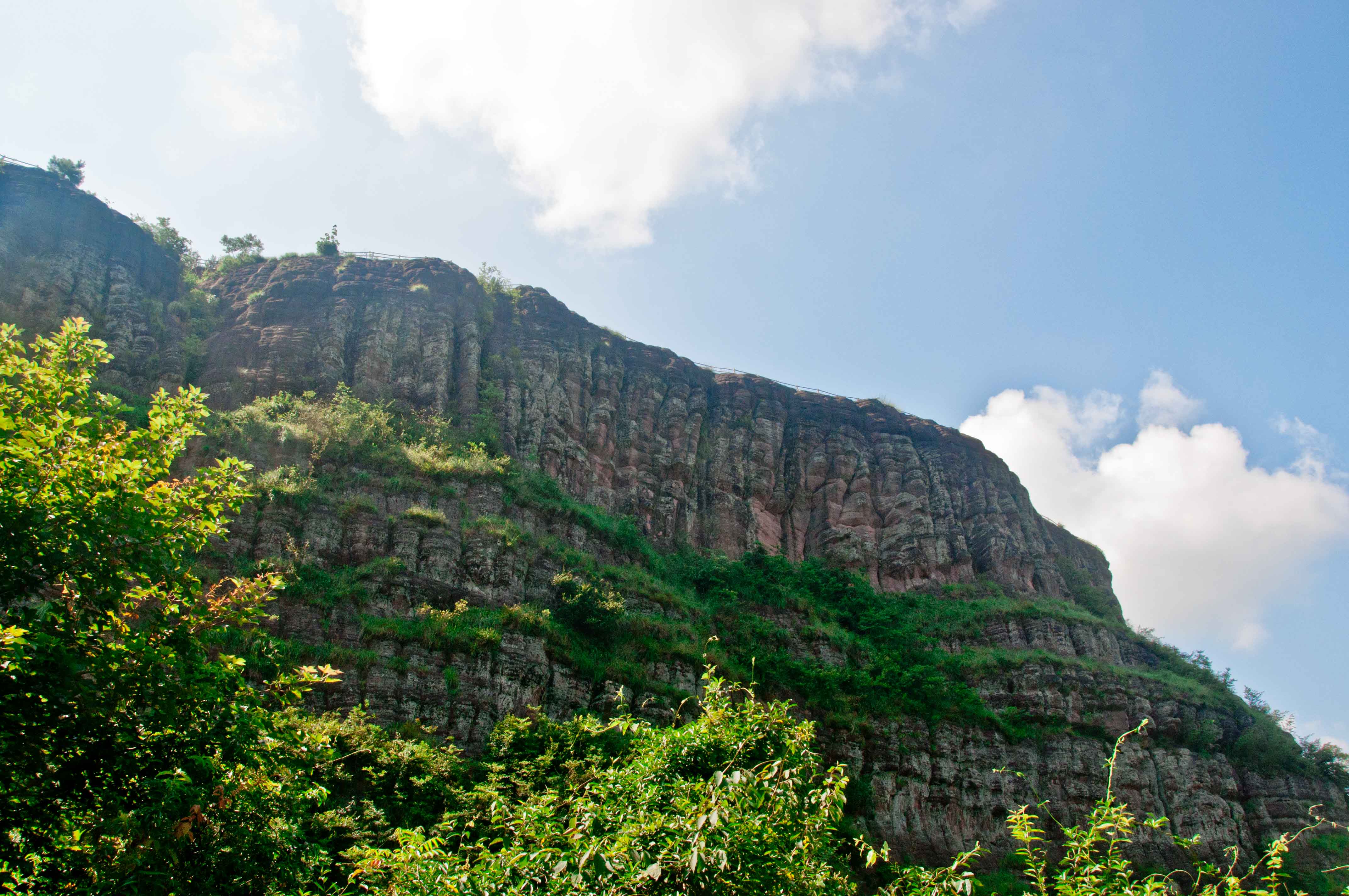 江西也有个丹霞风景区,这里的石头能"通天",山顶常年云雾缭绕