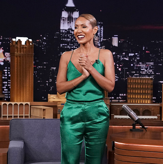 威尔史密斯娇妻贾达穿缎面裙风情万种,微笑女人味十足