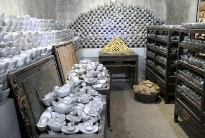 小毛贼居然找到了和珅藏宝库,里面那么多银子,为何他啥也没拿