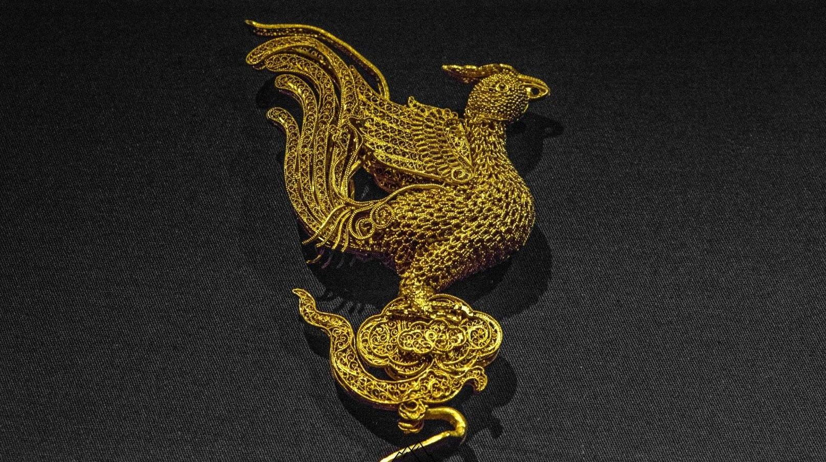 这是珍藏于南京市博物馆的明代凤凰形金头饰,有一对