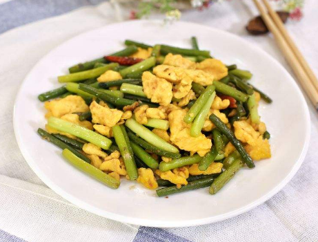 疫情当前少出门,多吃蔬菜提高免疫力,1把蒜苔3个鸡蛋,特美味