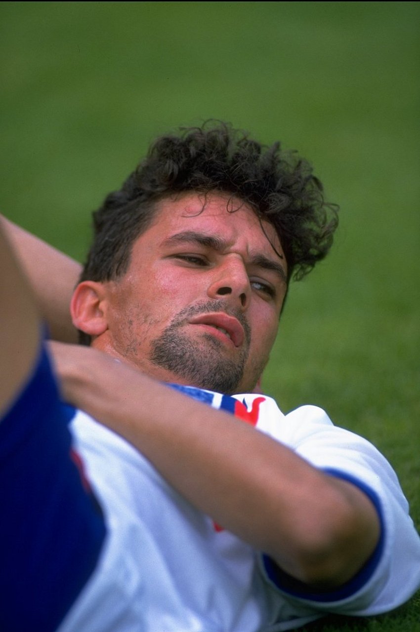 今天我们要来聊聊一位足球界的传奇人物——罗伯特·巴乔!